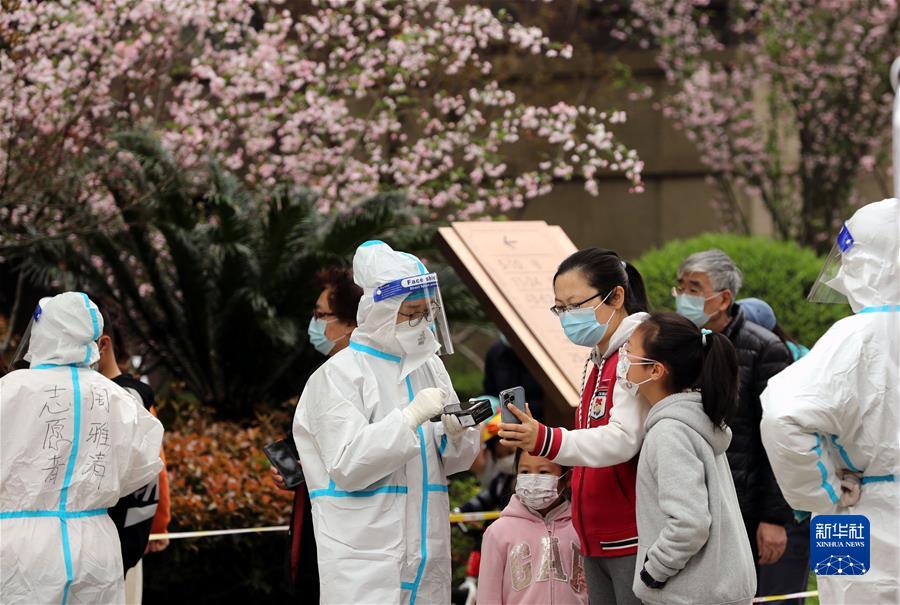 (新華全媒頭條·圖文互動(dòng))(1)新華述評:堅持“動(dòng)態(tài)清零”不放松