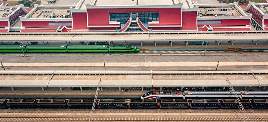 (新華全媒頭條·圖文互動(dòng))(1)一路飛架跨山河——寫(xiě)在中老鐵路國際旅客列車(chē)開(kāi)行首日