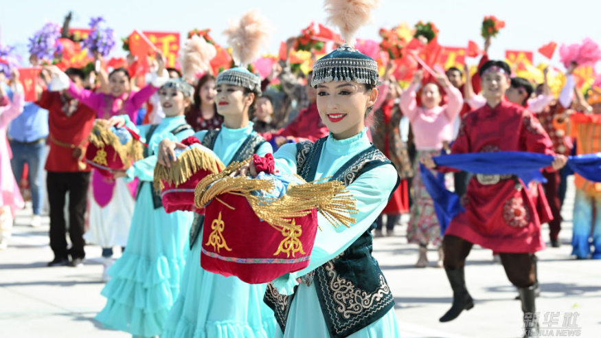 新疆各族群眾熱烈歡迎習近平總書(shū)記