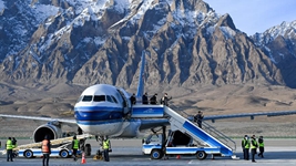 帕米爾喜迎“空中來(lái)客” 商貿旅游前景廣闊