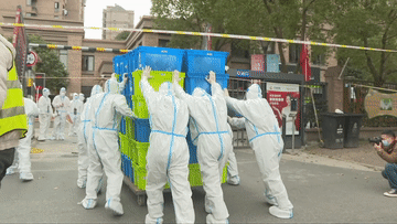 上海戰“疫”24小時(shí)：點(diǎn)點(diǎn)微光 匯聚“疫”線(xiàn)