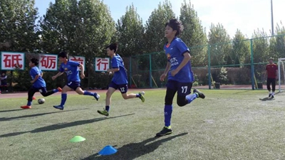 戰勝病魔重歸綠茵 14歲的她贏(yíng)下人生一戰