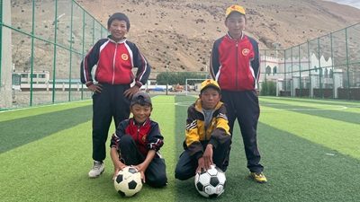 什么原因，讓這個(gè)孩子只穿一只球鞋踢球？