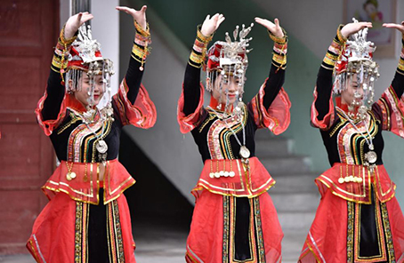 武警福建總隊“文藝輕騎隊”到定點(diǎn)扶貧村慰問(wèn)演出記事