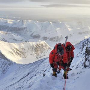 （鏡觀(guān)中國·新華社國內新聞?wù)掌恢芫x）（1）我國科考隊員登頂珠峰 開(kāi)展多項科學(xué)考察