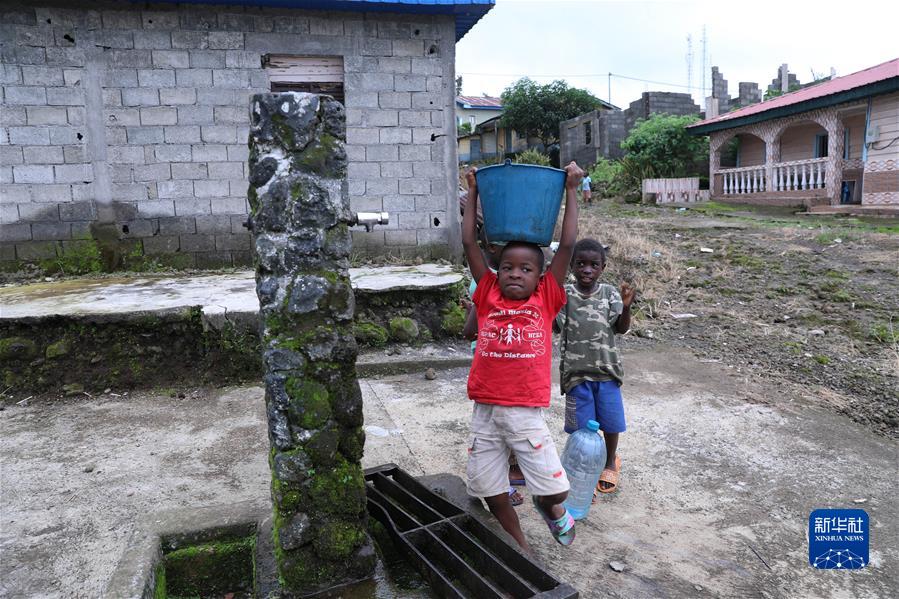 (國際·一周看天下)中國企業(yè)幫助赤道幾內亞村民解決用水難問(wèn)題