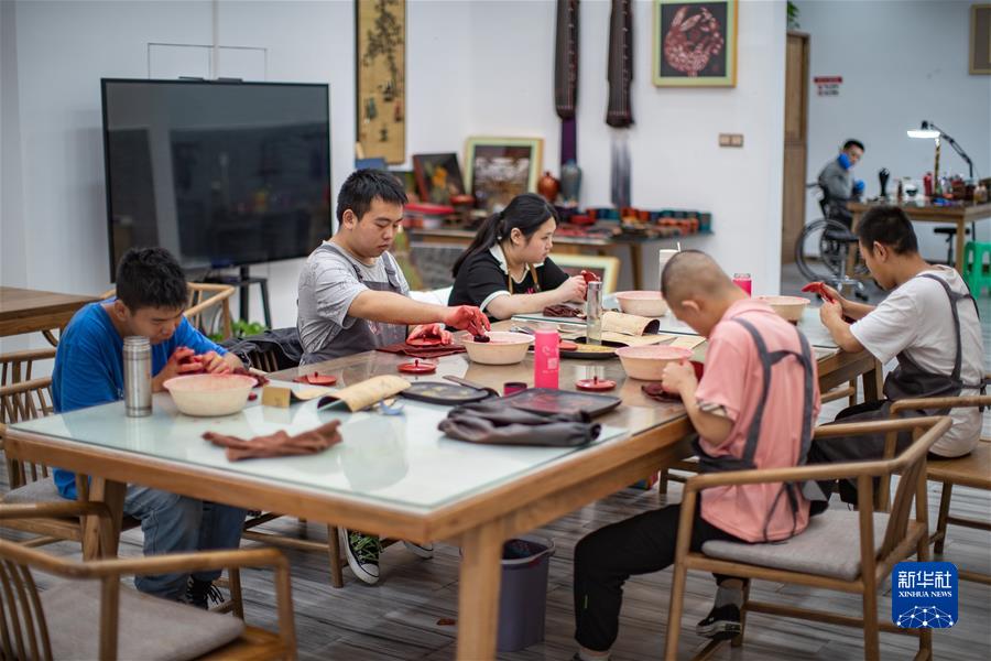 （社會(huì )）（4）打造大漆藝術(shù)空間  “巧”手“制”出就業(yè)路