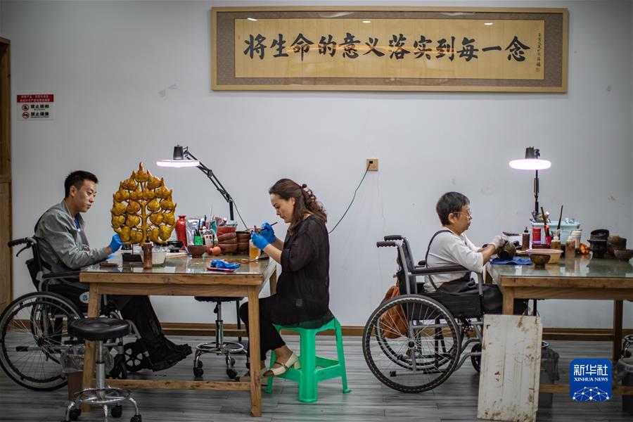 （社會(huì )）（3）打造大漆藝術(shù)空間  “巧”手“制”出就業(yè)路