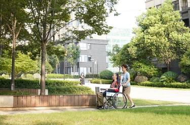 新華全媒＋丨不離不棄，金婚長(cháng)跑因愛(ài)延續