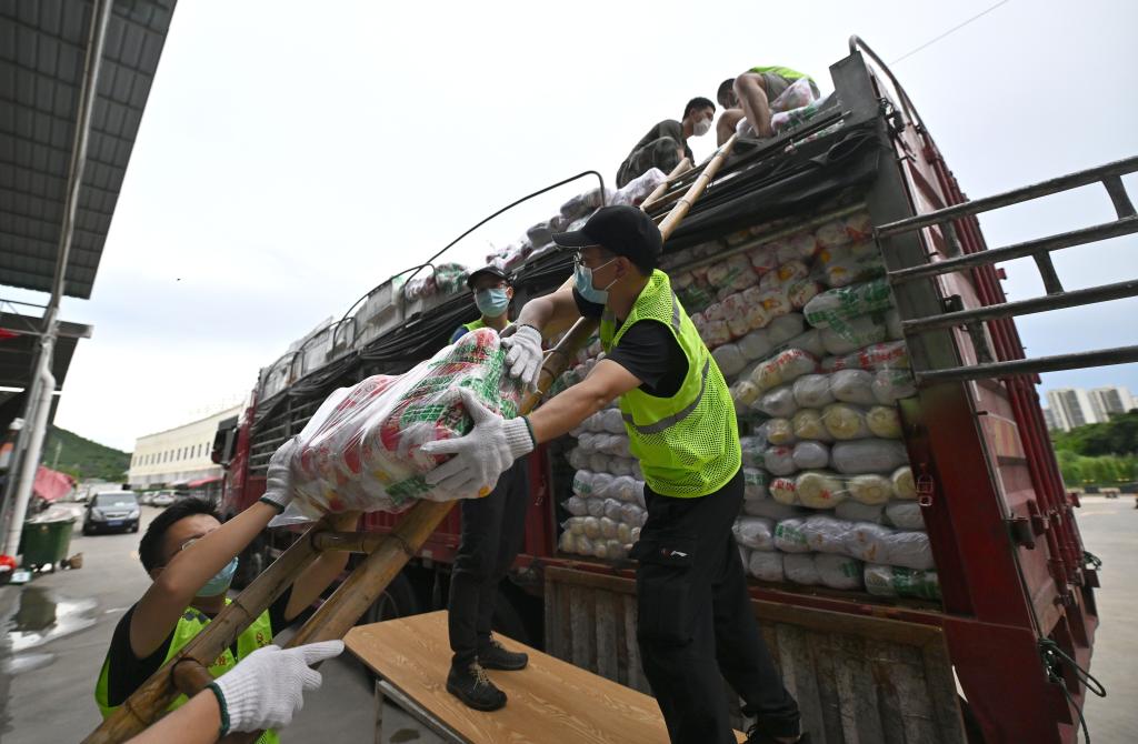 新華全媒+丨三亞加強生活物資保障