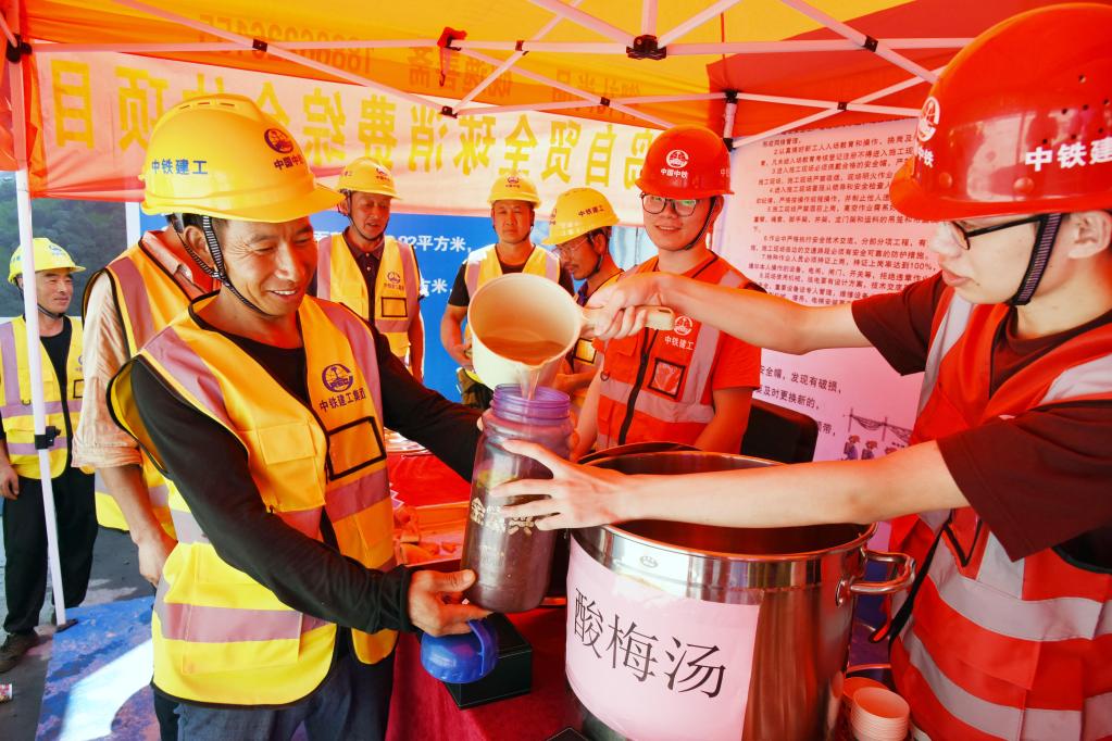 山東青島：“清涼驛站”關(guān)愛(ài)建設者