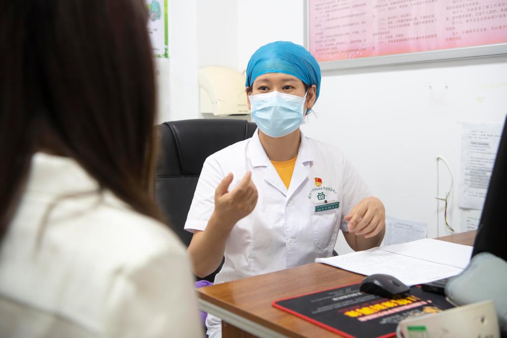 奮斗者·正青春|社區家庭醫生黃瑩:以“仁心”贏(yíng)“人心”