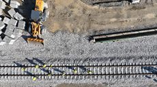 新華全媒+丨新建福州—廈門(mén)鐵路鋪軌施工全線(xiàn)順利貫通