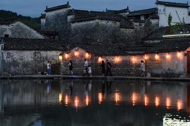 新華全媒+|夜經(jīng)濟“點(diǎn)亮”世界文化遺產(chǎn)古村落