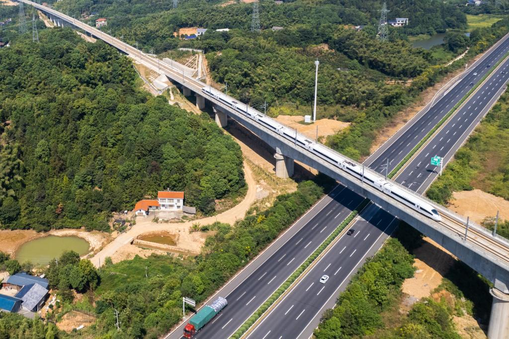 新華全媒+丨渝（重慶）廈（門(mén)）高鐵益陽(yáng)至長(cháng)沙段開(kāi)通運營(yíng)