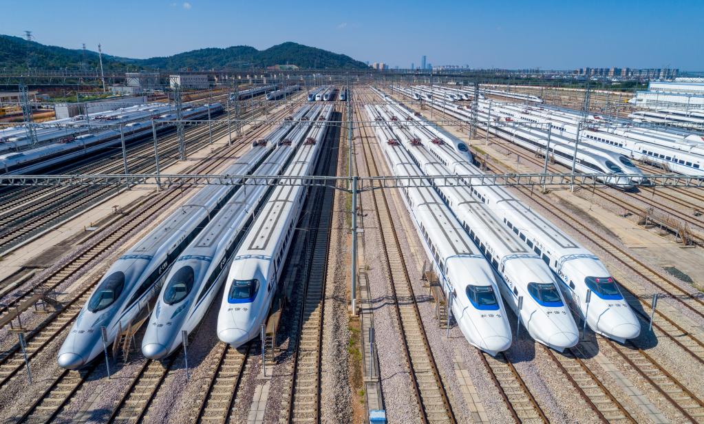 云南昆明：動(dòng)車(chē)檢修忙