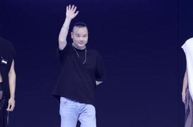 “朗坤·黃剛”時(shí)裝發(fā)布會(huì )在京舉行