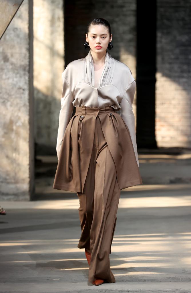 “CHEN.1988·付志臣”時(shí)裝發(fā)布會(huì )在京舉行