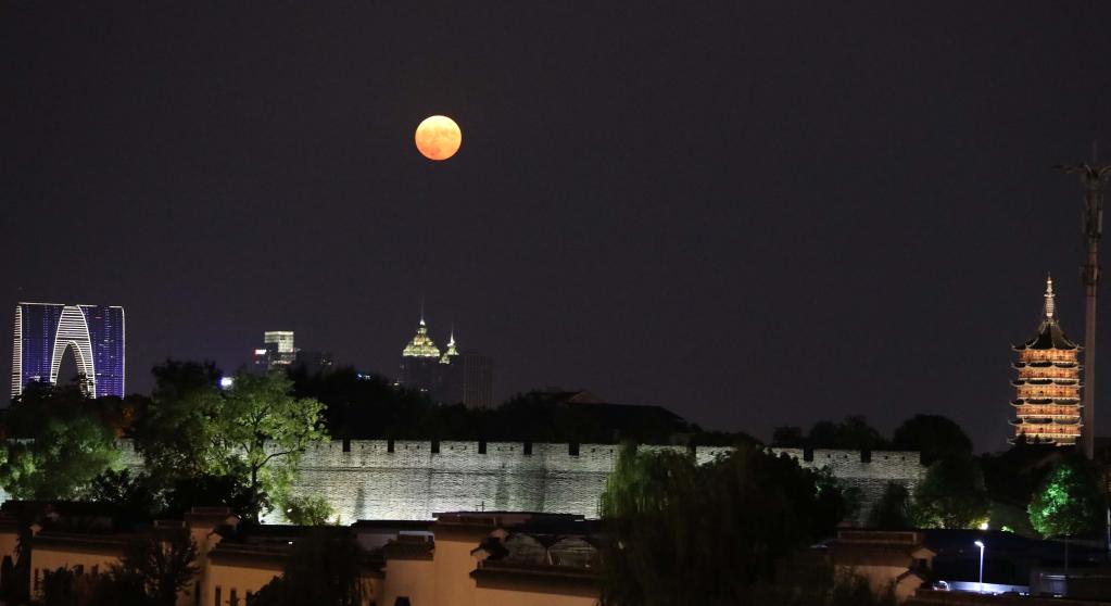 新華全媒+丨詩(shī)意中國——平分秋色一輪滿(mǎn)，長(cháng)伴云衢千里明