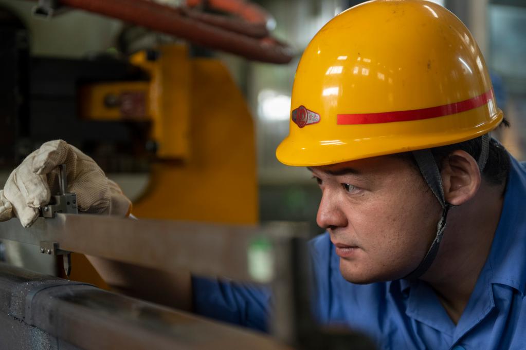 鐵路“接骨師”羅宇航:焊花朵朵鑄匠心