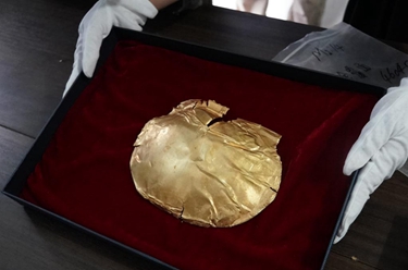 新華全媒+丨河南鄭州商城發(fā)現首個(gè)商文化金覆面