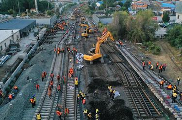 新華全媒+丨遼寧朝陽(yáng)南站啟動(dòng)站改封鎖施工 提升貨運能力