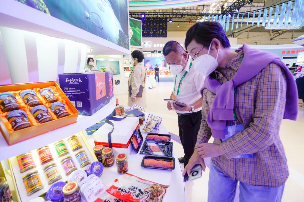 新華全媒＋丨中外參展企業(yè)匯聚中國－亞歐博覽會(huì )