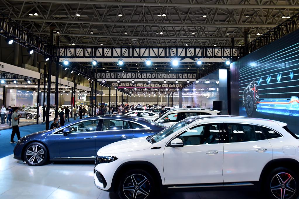 新華全媒+丨打卡世界制造業(yè)大會(huì ) 感受新能源汽車(chē)“中國智造”魅力