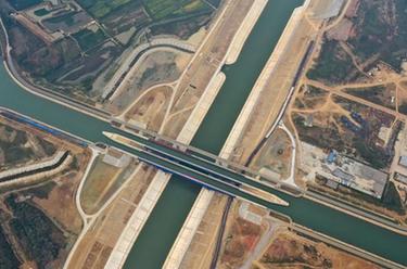 新華全媒+丨河上有河！無(wú)人機帶你鳥(niǎo)瞰世界單跨最大“水上立交”