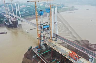 重慶軌道交通18號線(xiàn)李家沱長(cháng)江復線(xiàn)橋南岸主塔封頂