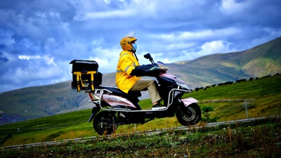 高原小城騎手甲熱:外賣(mài)“跑出”幸福路