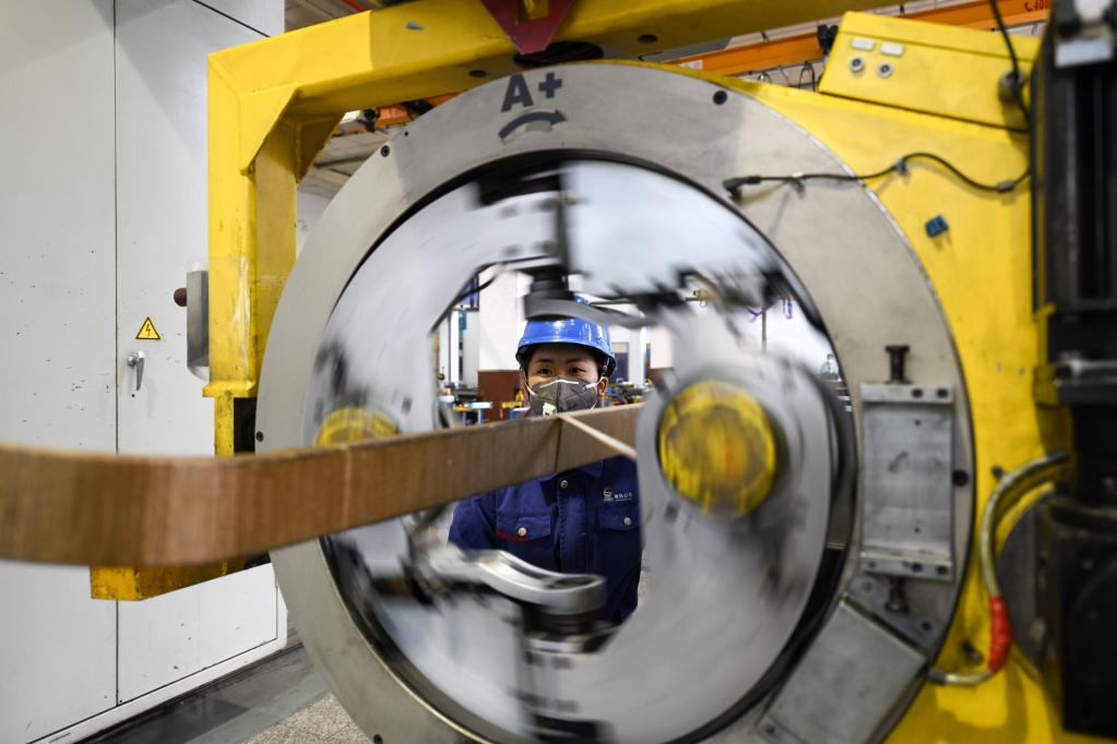 新華全媒+丨“95后”女絕緣班組長(cháng)楊萌堅守崗位度長(cháng)假