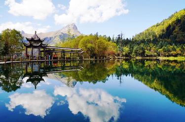 新華全媒＋丨詩(shī)意中國——落霞與孤鶩齊飛，秋水共長(cháng)天一色