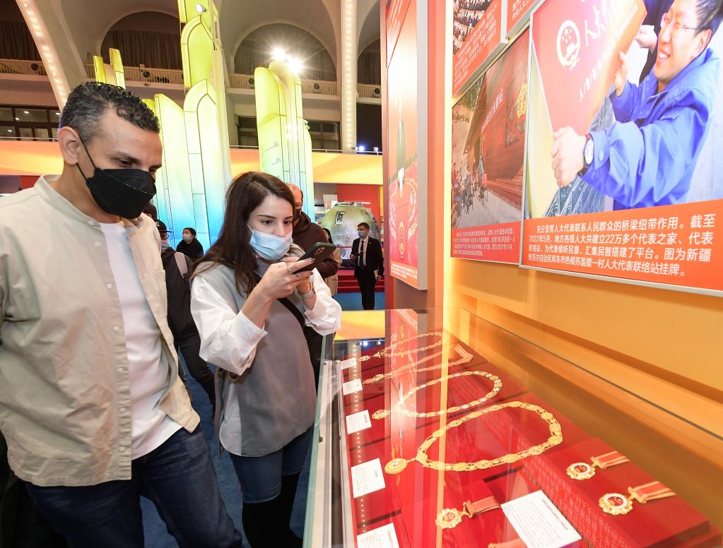 “中國取得的非凡成就令人欽佩！”——記外國嘉賓參觀(guān)“奮進(jìn)新時(shí)代”主題成就展