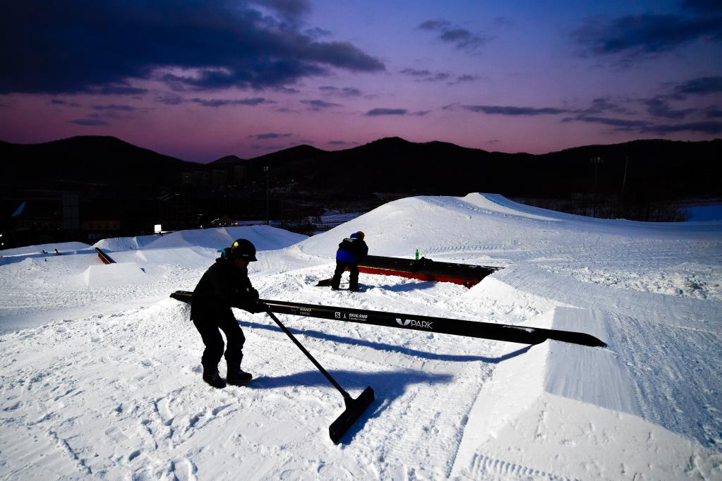 新華全媒+丨熱雪“燃”冬！這群人帶你“飛冰躍雪”