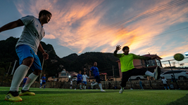 新華全媒+丨光腳踢球、竹子當球門(mén)……看看這些村民有多愛(ài)足球