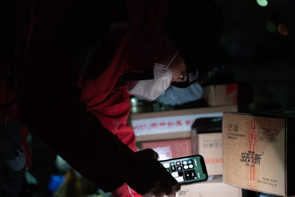 新華全媒+丨京外支援、夜間派送，疏通北京快遞堵點(diǎn)