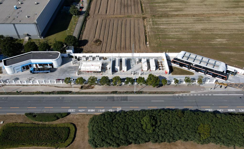 新華全媒+丨上海臨港氫能公交車(chē)預計年內上線(xiàn)運行超百輛