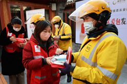 北京：送給外賣(mài)、快遞小哥的“防疫關(guān)愛(ài)包”