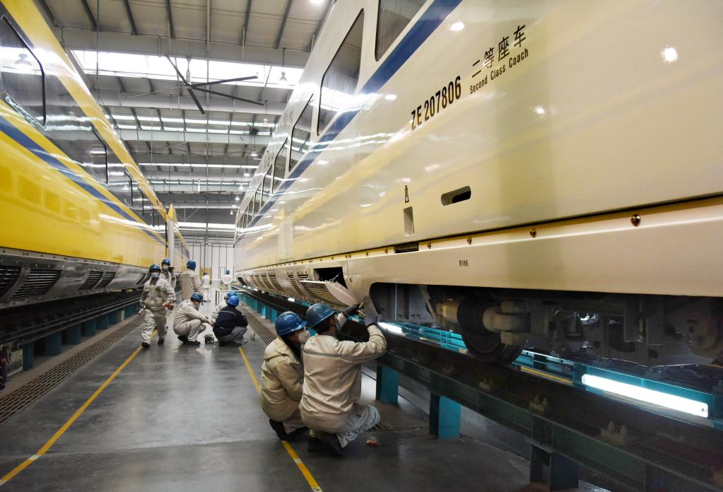 新華全媒+｜動(dòng)車(chē)“娘家”檢修 確保春運安全