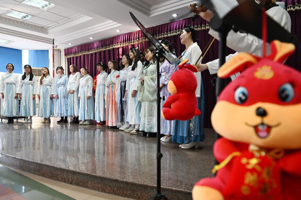 新華全媒+|留學(xué)生 穿漢服——彩排節目迎春節