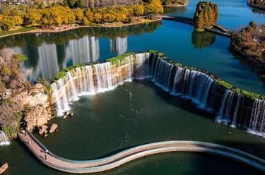 云南昆明:瀑布公園引游人