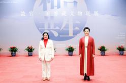 彭麗媛與菲律賓總統夫人麗莎共同參觀(guān)國家博物館