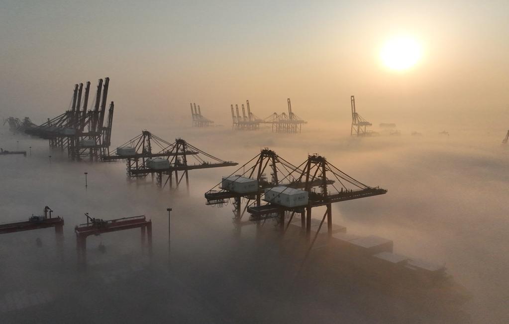 河北唐山港京唐港區出現平流霧景觀(guān)
