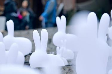 “萌兔”上街迎新春