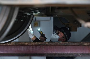 新華全媒+丨春運幕后的“火車(chē)醫生”