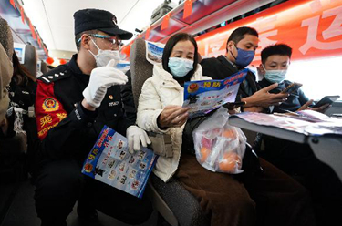 新華全媒+丨一路同行，他們齊力護春運