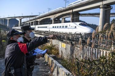 新華全媒+丨守護你，回家的路——鐵警師徒的“最后一個(gè)春運”與“第一個(gè)春運”