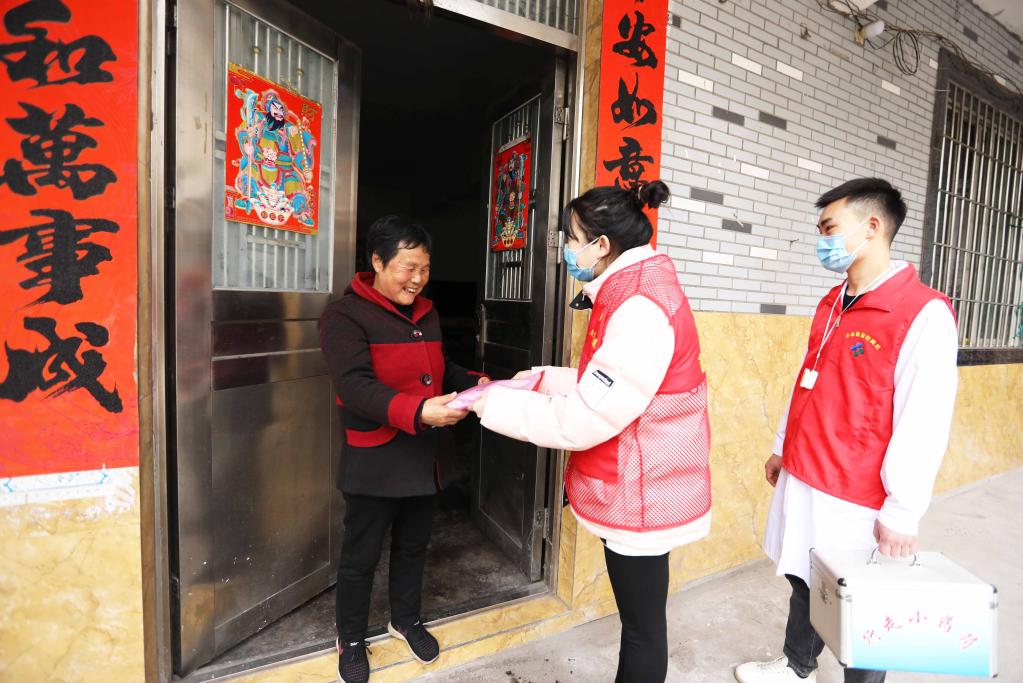 貴州赤水:“敲門(mén)”送服務(wù) 呵護老人健康