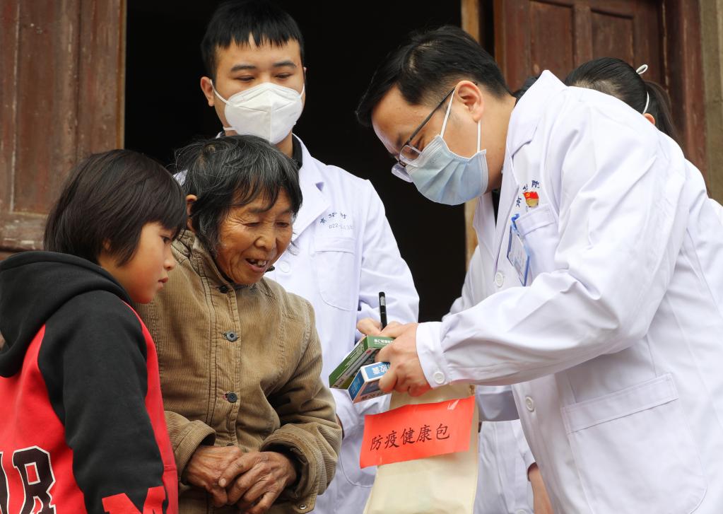 湖南郴州:研究生志愿者下鄉送健康